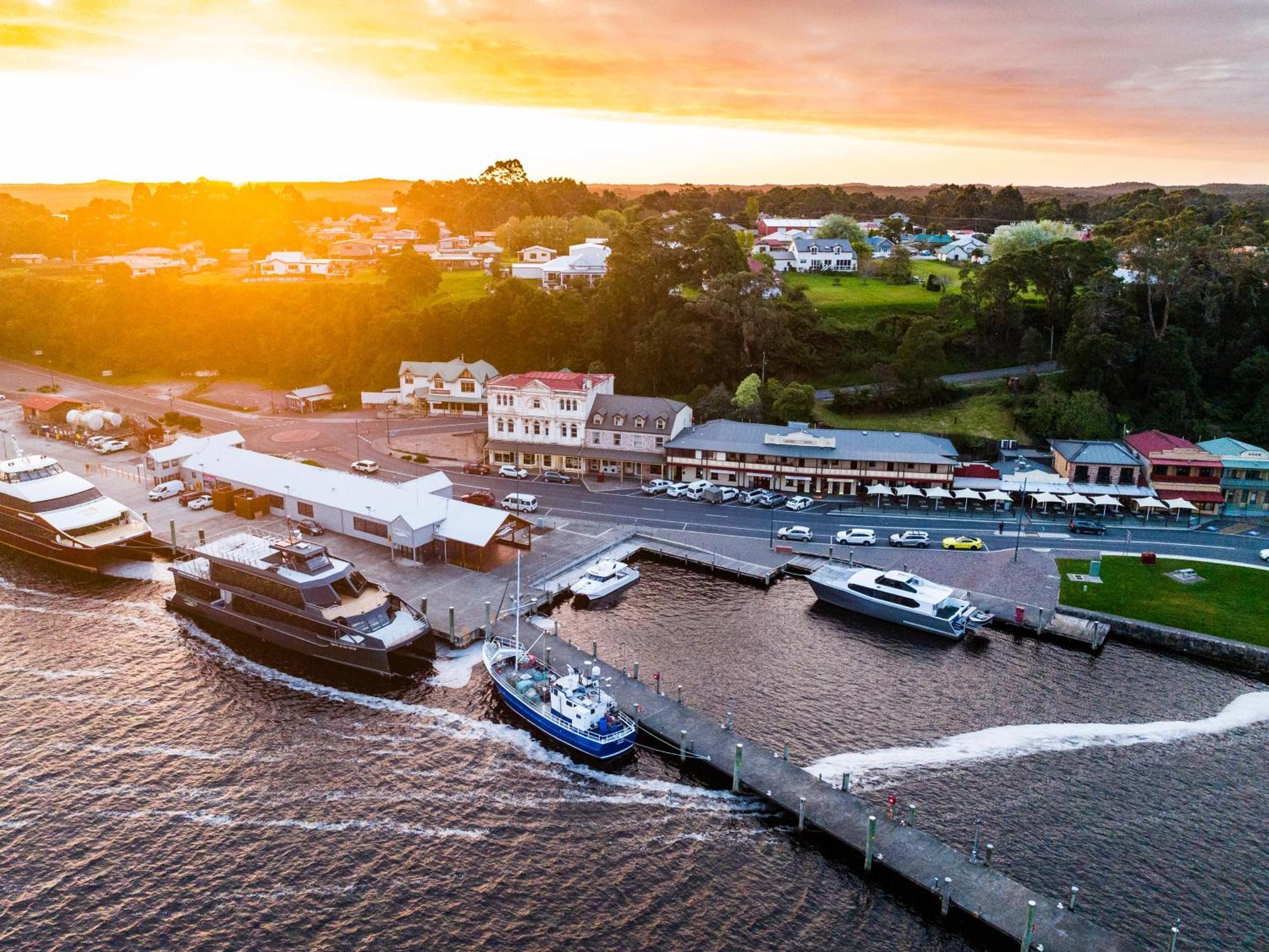 Strahan Village Экстерьер фото